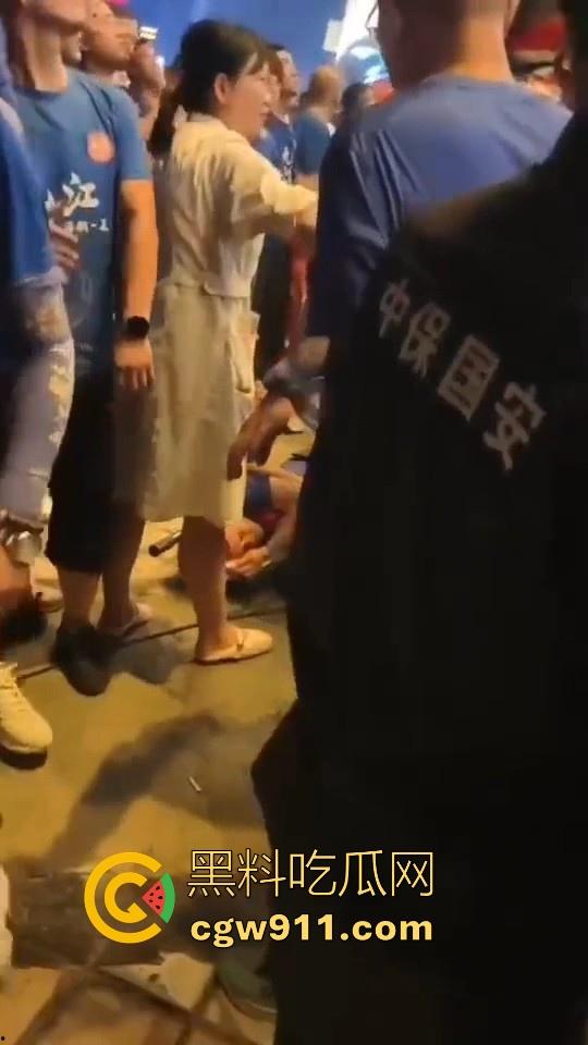 九江2:1击败新余挺进四强！新余球迷输球不甘心怒扔瓶子砸九江球迷，现场差点爆发激烈冲突！-3