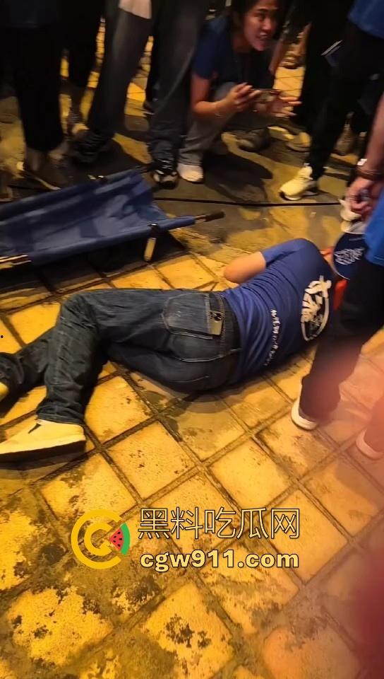 九江2:1击败新余挺进四强！新余球迷输球不甘心怒扔瓶子砸九江球迷，现场差点爆发激烈冲突！-4