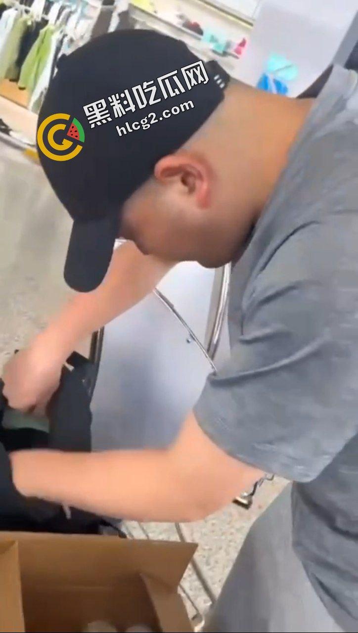 逆天操作!国航休息室 贵宾厅3饿死鬼小伙 连吃带拿 疯狂打包带走食物 震惊众人!-9