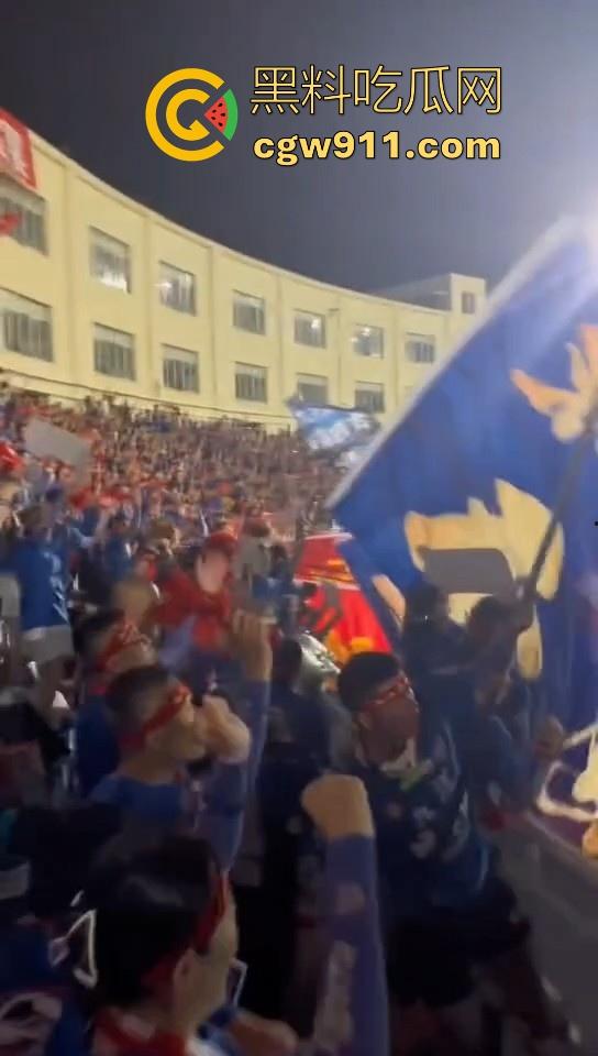 九江2:1击败新余挺进四强！新余球迷输球不甘心怒扔瓶子砸九江球迷，现场差点爆发激烈冲突！-5