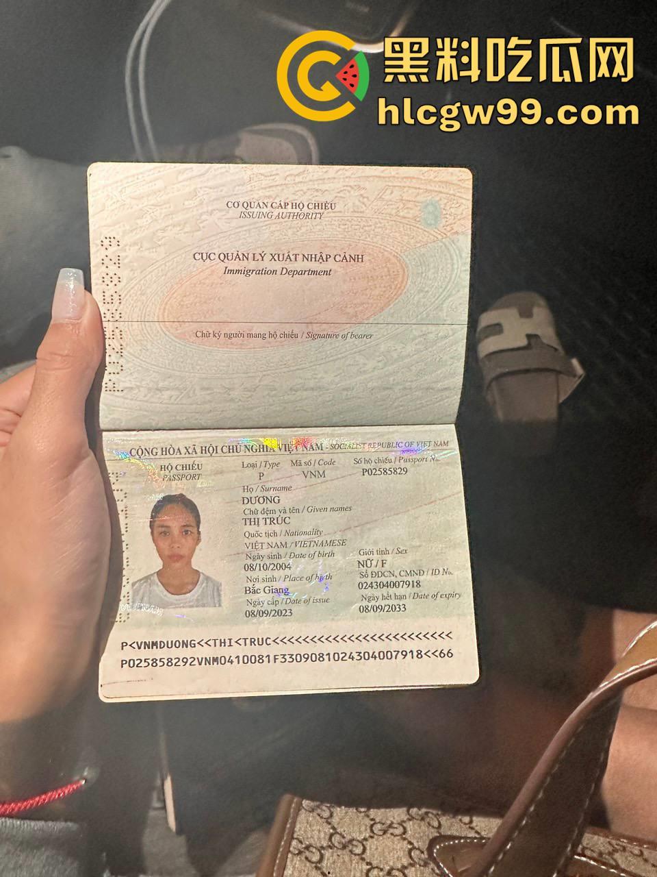 越南妹长期出轨浪荡成性，还被情夫发送私密视频挑衅，绿帽老公忍无可忍曝光私密视频