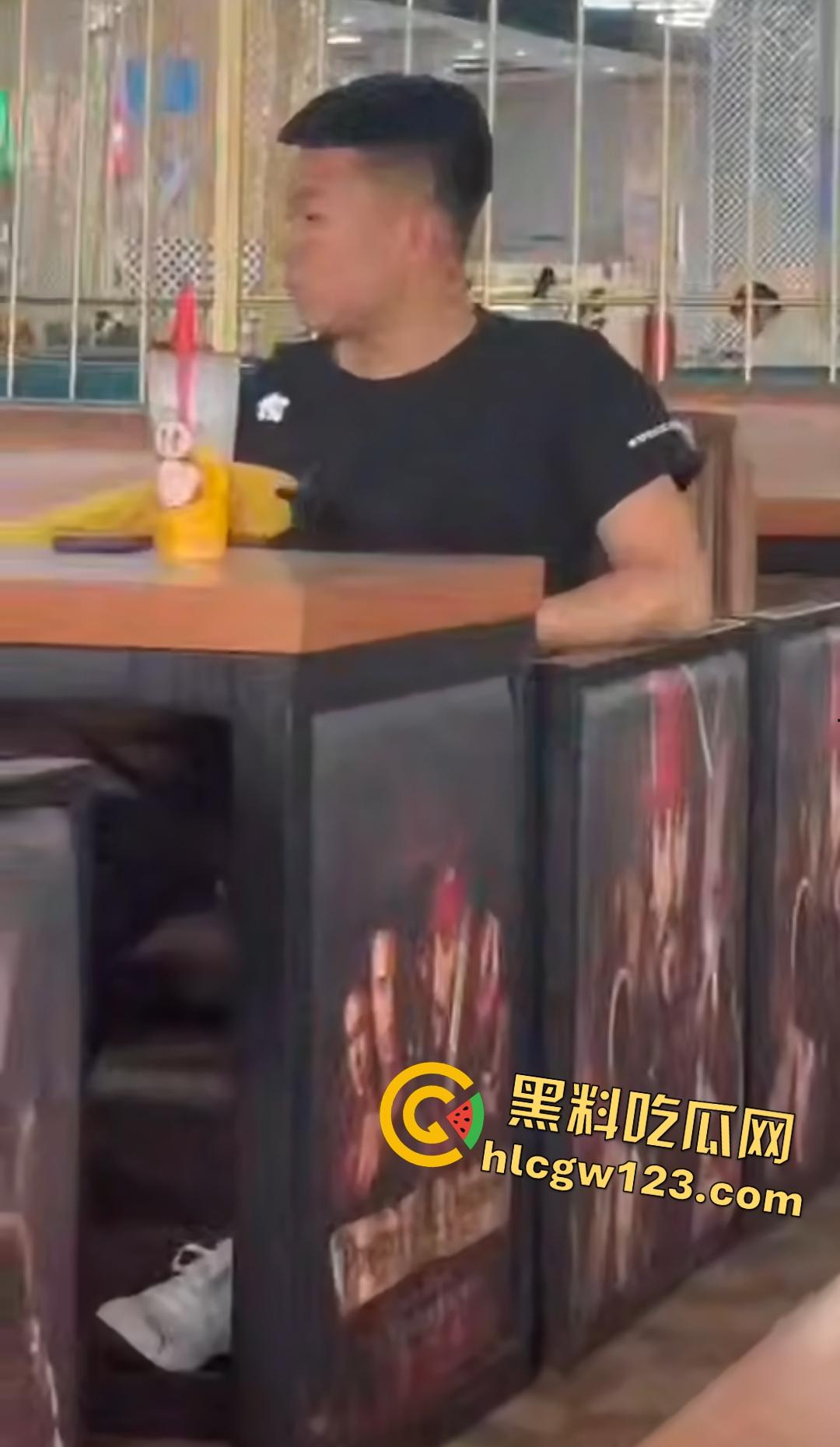 青岛技师学院食堂惊爆狗男女口交，蜜雪冰城边喝边舔，精子果茶就此诞生！