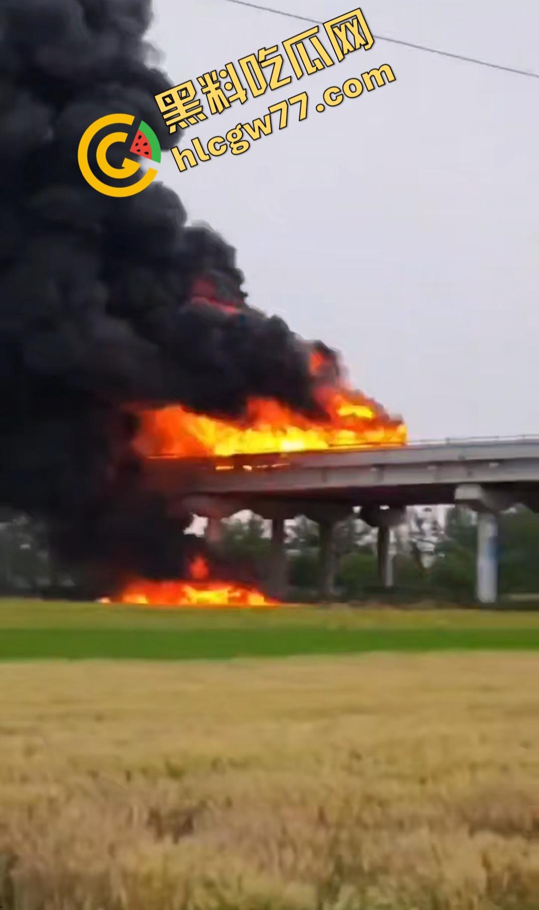 合肥德上高速丰乐河大车因小鸟撞爆油箱可疑引火，司机和消防员被炸飞牺牲！