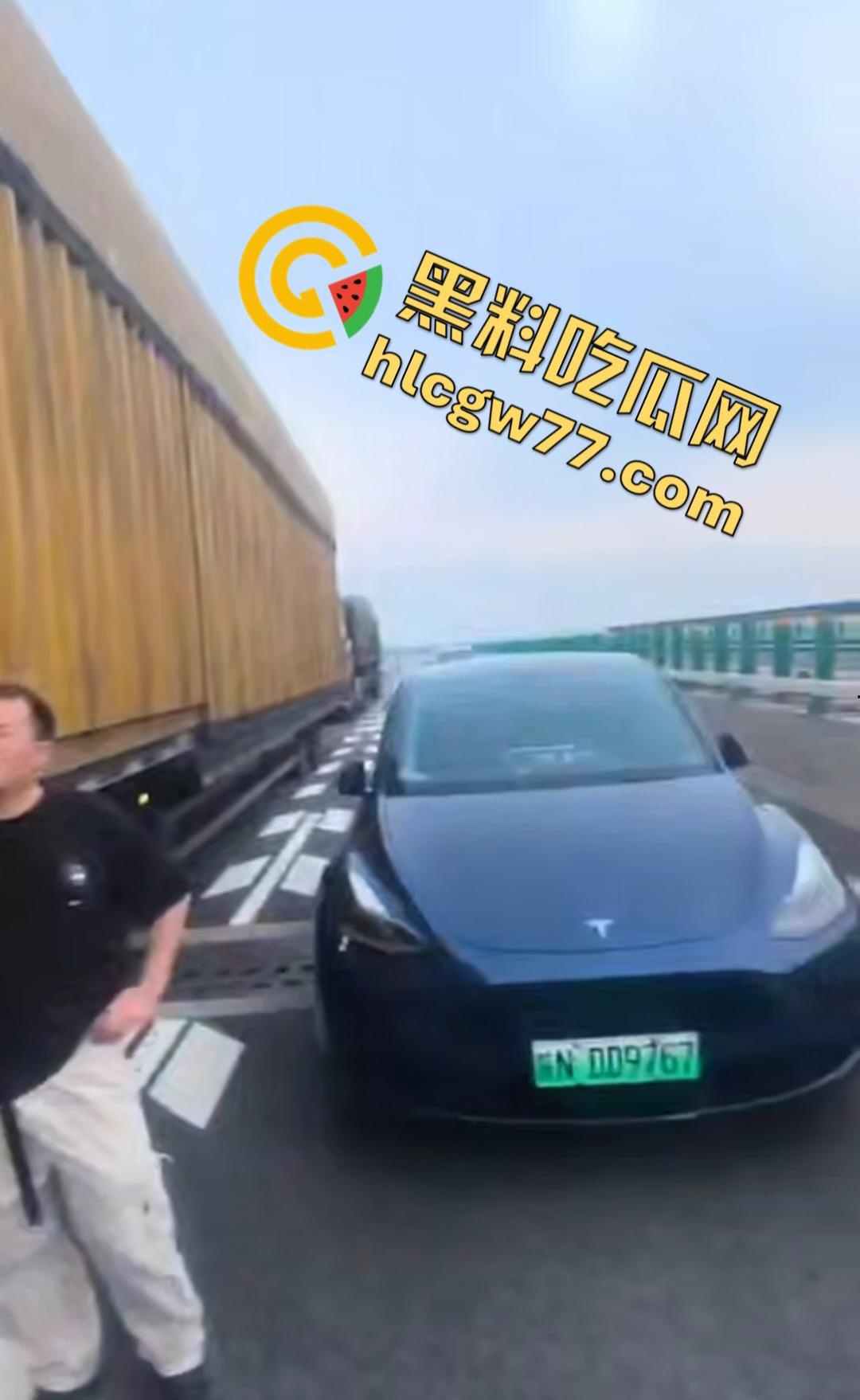 合肥德上高速丰乐河大车因小鸟撞爆油箱可疑引火,司机和消防员被炸飞牺牲!-7