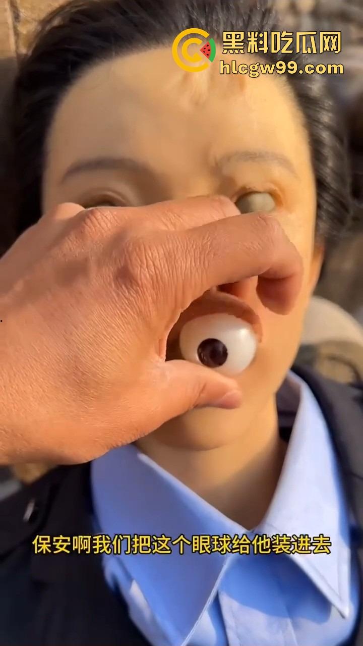 高手在民间!牛人自制毛巾纸人娃娃,硅胶保安娃娃眼珠子都吓掉了,兄弟你能不能整点阳间的玩意儿?-7