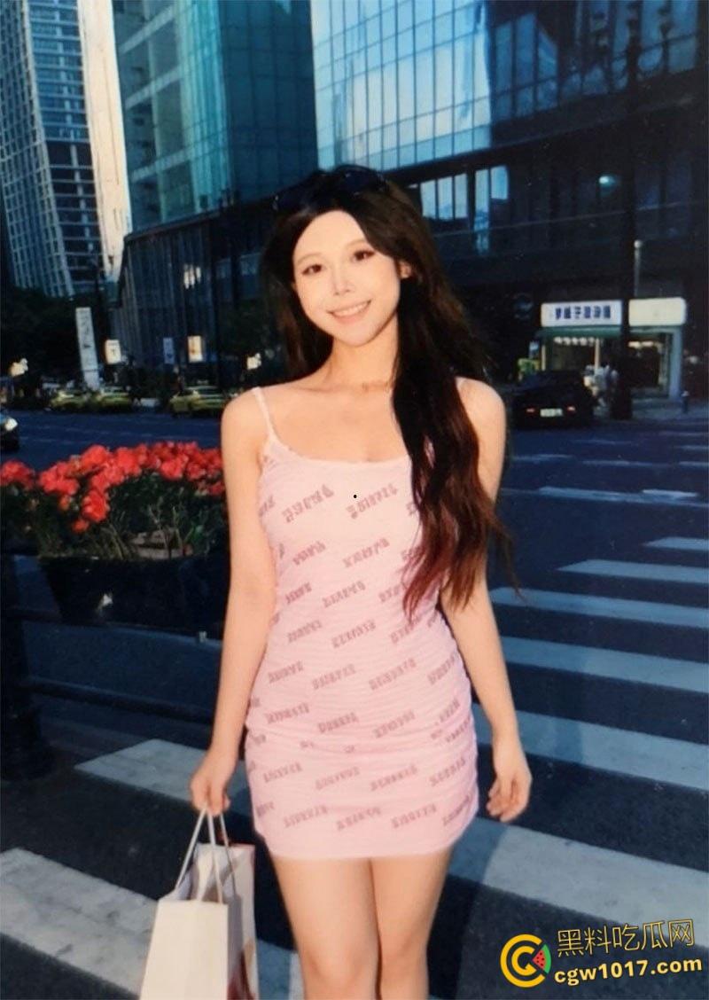 湖南长沙闷骚母狗【张嘉倪】,社交软件钓鱼约炮,一见面就穿蕾丝情趣制服,粉嫩骚逼淫性大发,疯狂吞吐大屌!-2