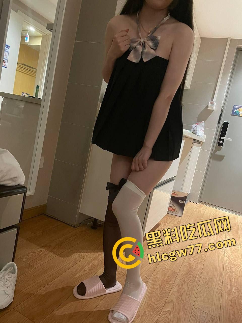 石家庄精神小妹【李亿亿】穿JK制服上门舔棒,含着鸡巴的样子贱得想让人一巴掌操她脸上!-16