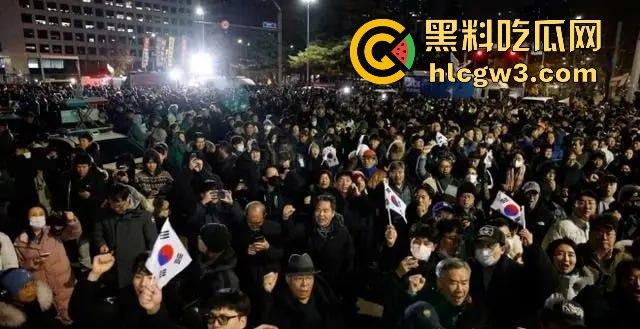 首尔之春恋爱脑总统『 尹锡悦』深夜全国戒严只为护妻子 第一夫人为让他稳住总统宝座睡遍军方高层!-25