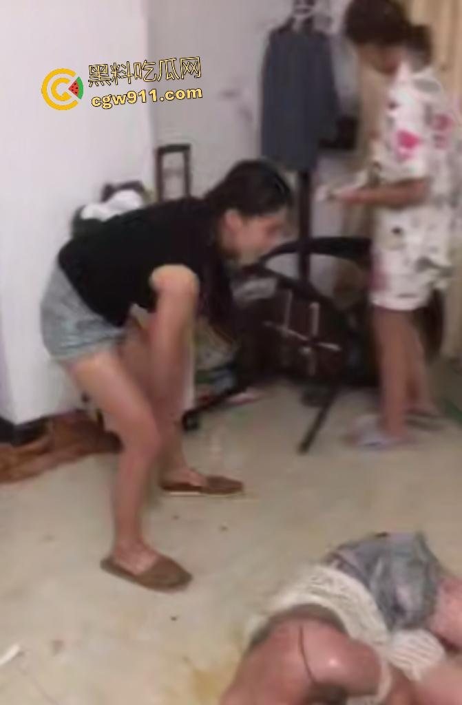 广西百色学生霸凌,女霸凌者皮带扫把狂抽女生肥臀,躺地不动任打红印斑斑,辱骂“勾引我男人不给钱”!-6