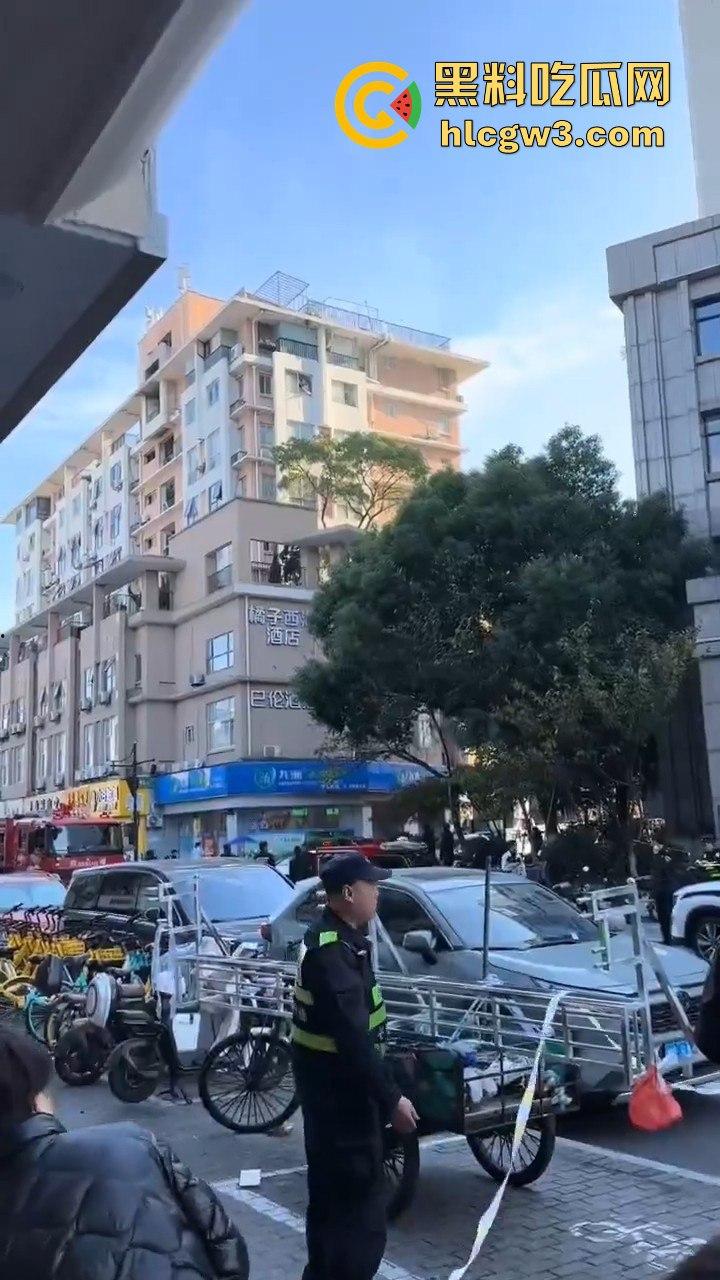 杭州拱墅区孩儿巷电梯爆炸！公寓楼成炸药包，玻璃渣满地伤亡情况不明，工人咋办了？-5