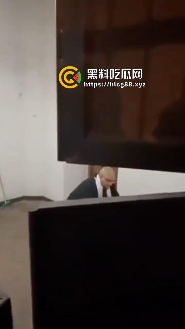 西班牙神棍教堂后操逼被偷录,闻完骚内裤掏鸡巴净化,哈利路亚喊得桌子都晃!-8