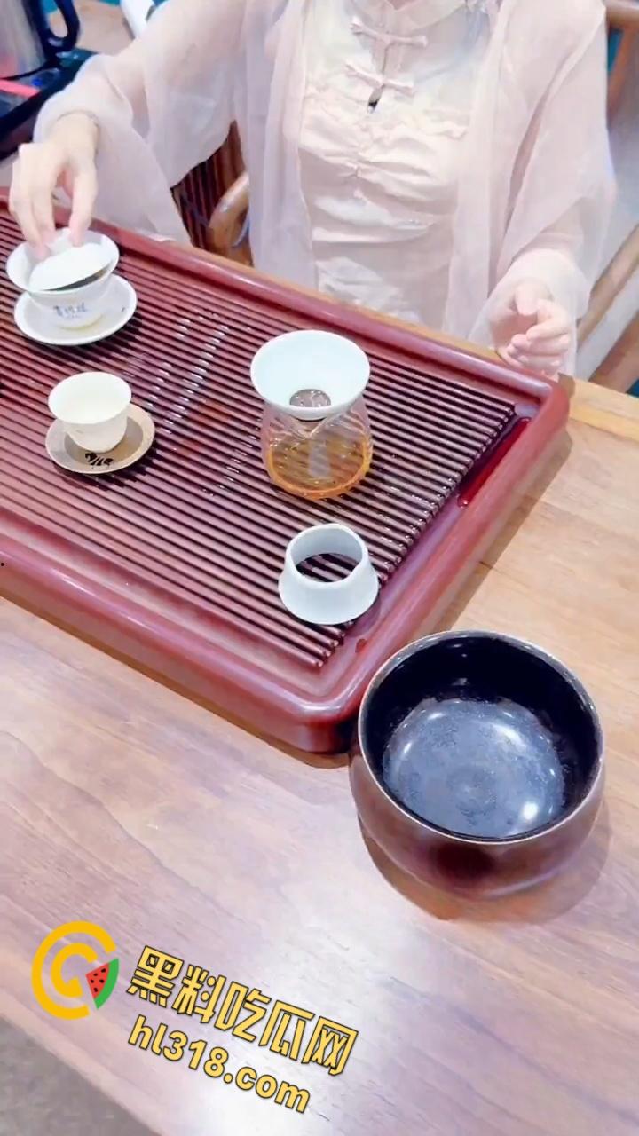 喝茶是假,跟妹妹男欢女爱才是真,茶桌掀开妹妹肚兜,粉嫩白虎美乳性感诱人,按在桌子上疯狂输出 !-1