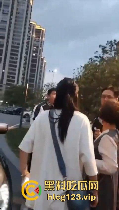 小仙女还敢躺车前?男子一脚油门5000转,送你回天上,这碾压得跟异形一样!-2