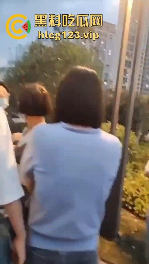 小仙女还敢躺车前?男子一脚油门5000转,送你回天上,这碾压得跟异形一样!-3