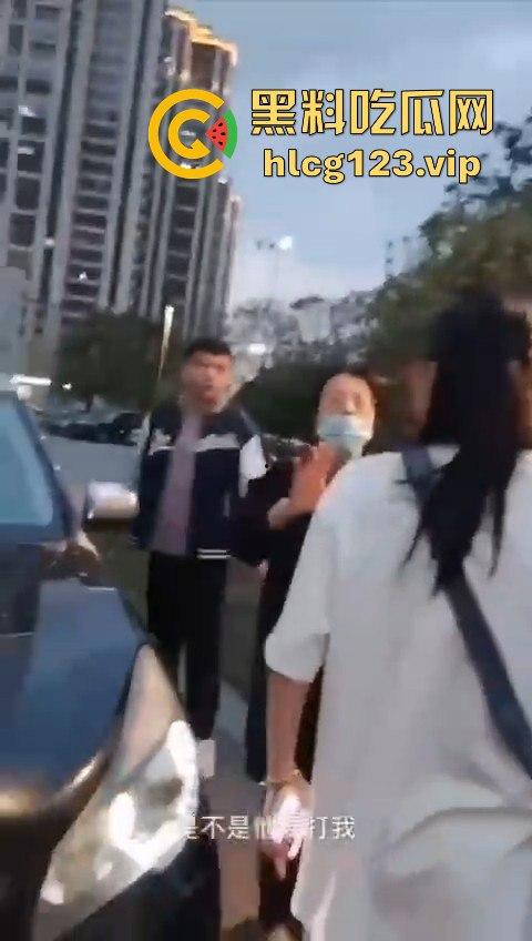 小仙女还敢躺车前?男子一脚油门5000转,送你回天上,这碾压得跟异形一样!-8