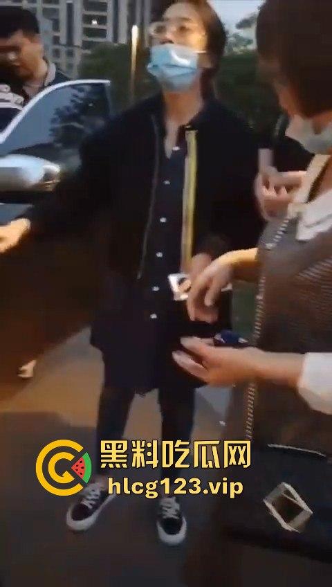 小仙女还敢躺车前?男子一脚油门5000转,送你回天上,这碾压得跟异形一样!-9