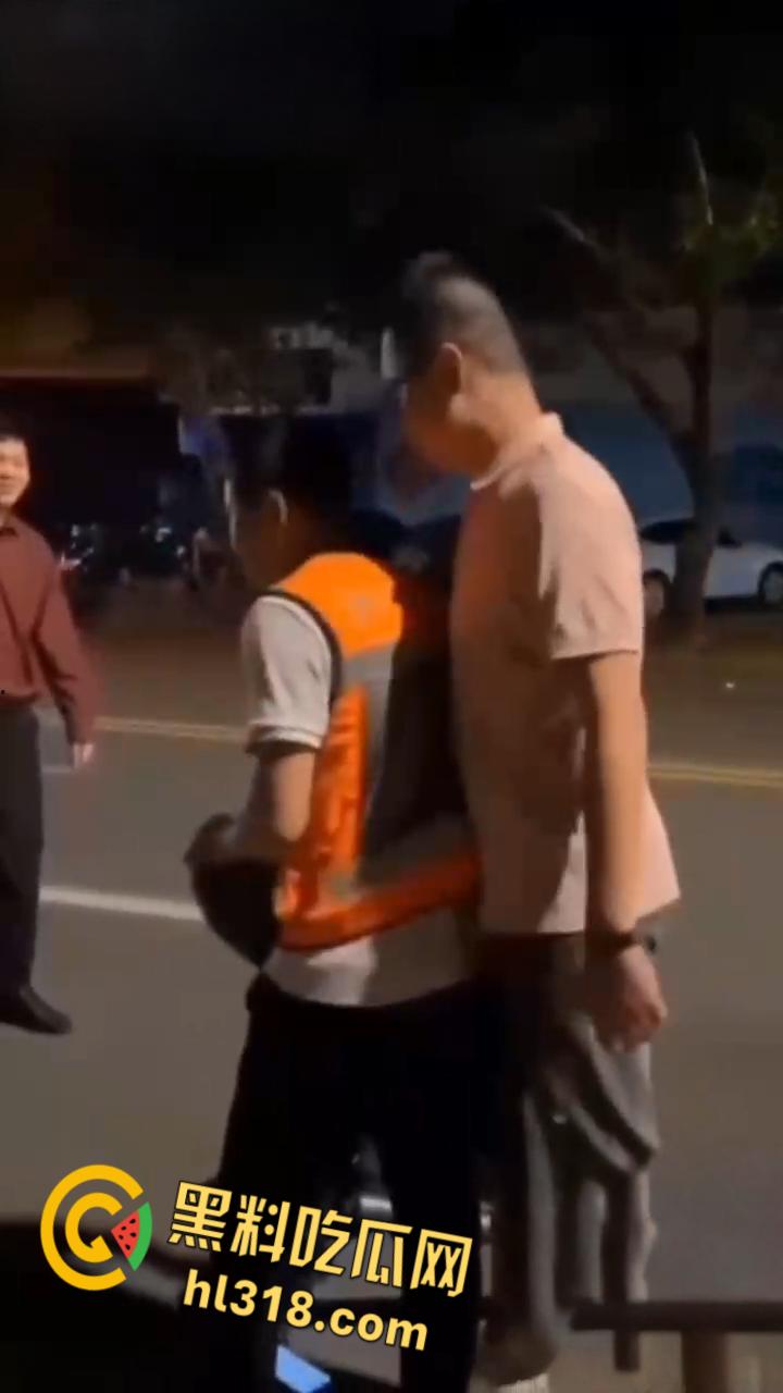 君子动口不动手,达州代驾口水战,用矿泉水喷对面一脸,伤害不高侮辱性极强,代驾小哥技高一筹啊!-2