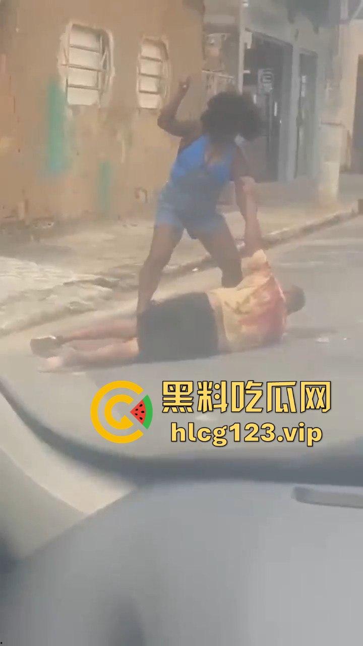 巴西刀妹街头大开杀戒!持刀乱砍,残忍程度堪比暴力片,血流成河!-1