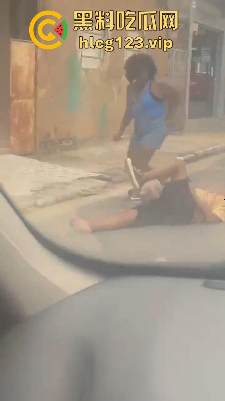 巴西刀妹街头大开杀戒!持刀乱砍,残忍程度堪比暴力片,血流成河!-3