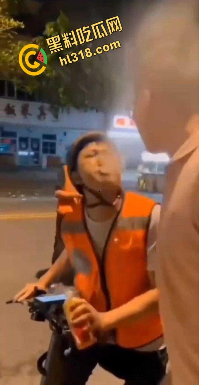 君子动口不动手,达州代驾口水战,用矿泉水喷对面一脸,伤害不高侮辱性极强,代驾小哥技高一筹啊!-6