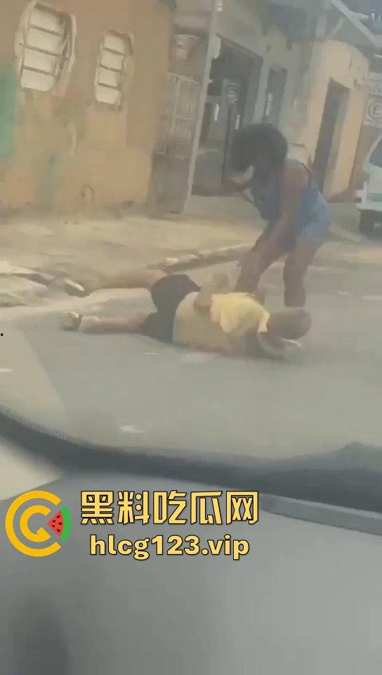 巴西刀妹街头大开杀戒!持刀乱砍,残忍程度堪比暴力片,血流成河!-4