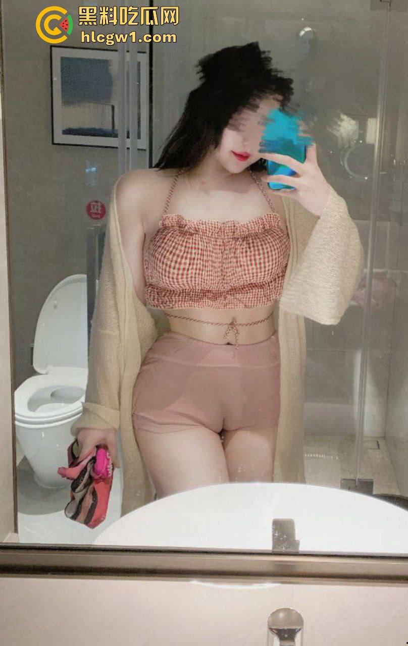 东北哈尔滨学生妹【佐琳】出租房黑丝私拍,光滑白腿配肥美翘臀,玩得骚得水流满床!-1