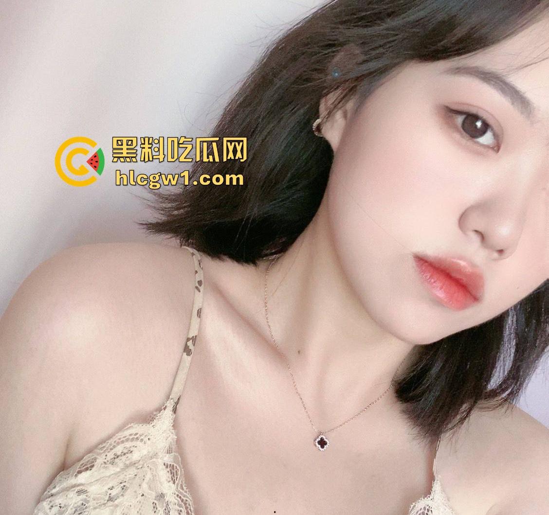 东北哈尔滨学生妹【佐琳】出租房黑丝私拍,光滑白腿配肥美翘臀,玩得骚得水流满床!-2