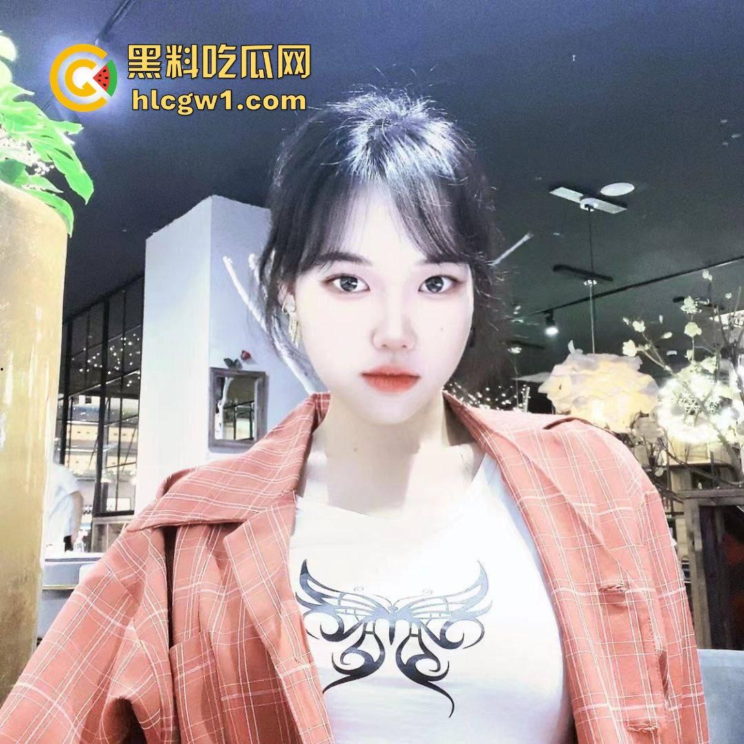 东北哈尔滨学生妹【佐琳】出租房黑丝私拍,光滑白腿配肥美翘臀,玩得骚得水流满床!-3