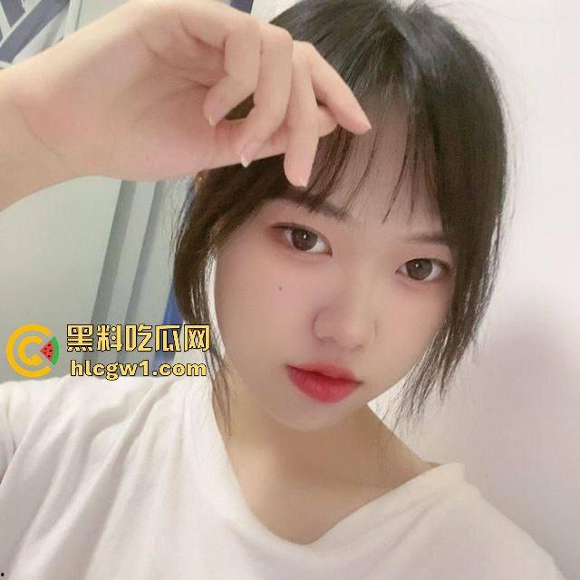 东北哈尔滨学生妹【佐琳】出租房黑丝私拍,光滑白腿配肥美翘臀,玩得骚得水流满床!-5