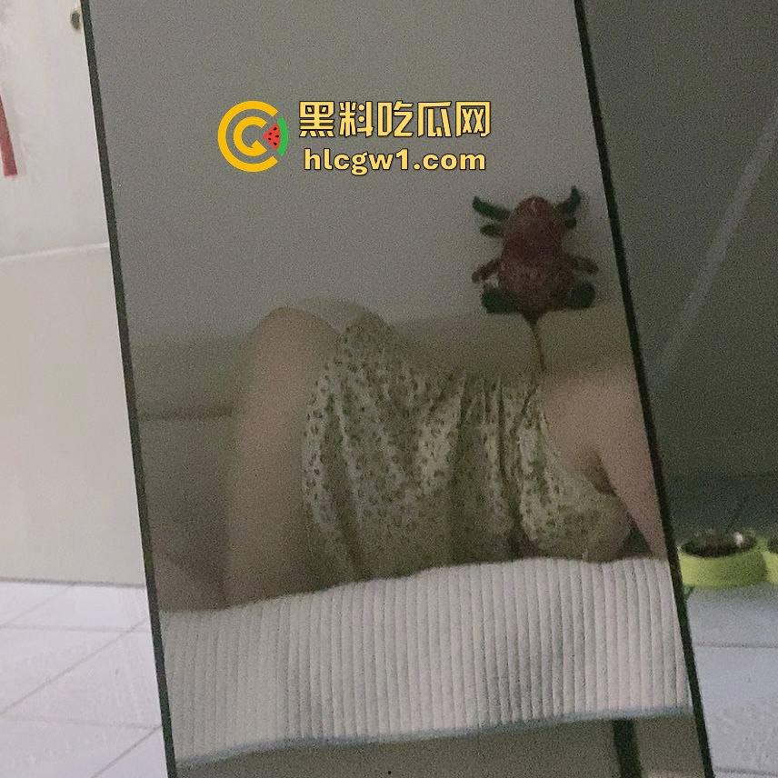 东北哈尔滨学生妹【佐琳】出租房黑丝私拍,光滑白腿配肥美翘臀,玩得骚得水流满床!-9