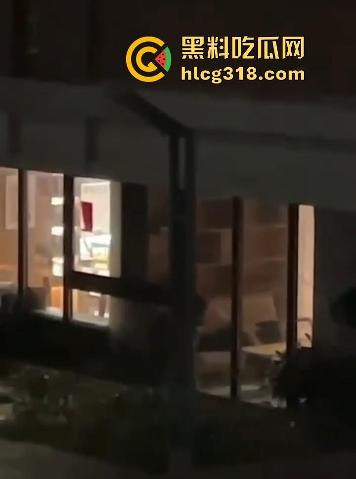 福建平潭职高情侣图书馆角落激情做爱,里面激情诱惑,外面群众吃瓜,直接社死当场!-2