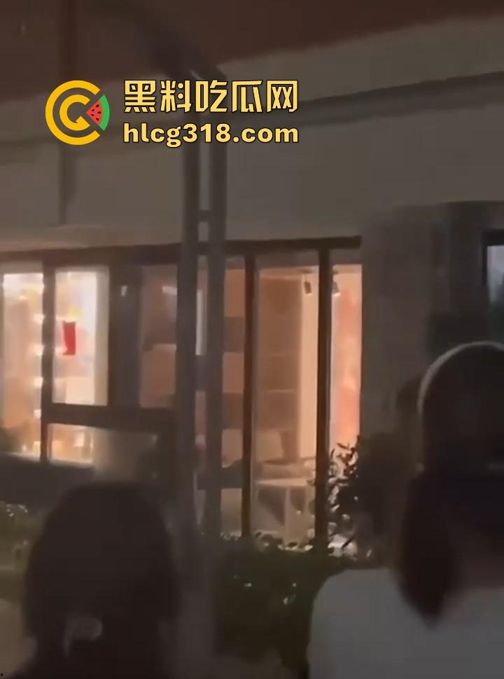 福建平潭职高情侣图书馆角落激情做爱,里面激情诱惑,外面群众吃瓜,直接社死当场!-3