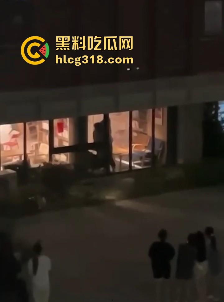 福建平潭职高情侣图书馆角落激情做爱,里面激情诱惑,外面群众吃瓜,直接社死当场!-5