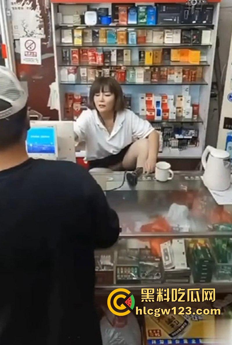 烟酒店熟女老板娘 故意露逼勾引顾客 阴毛户型清晰可见 这生意何愁不爆?-1