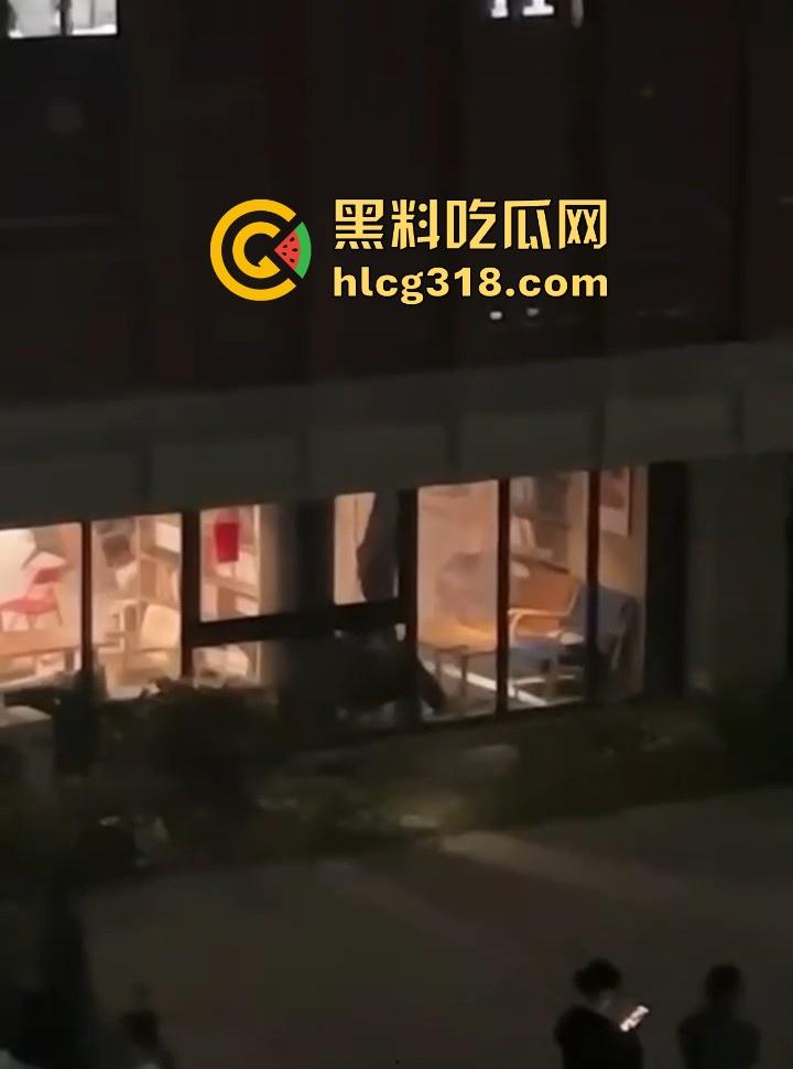 福建平潭职高情侣图书馆角落激情做爱,里面激情诱惑,外面群众吃瓜,直接社死当场!-6