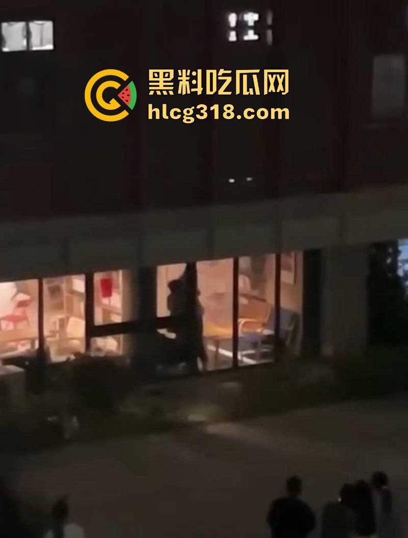 福建平潭职高情侣图书馆角落激情做爱,里面激情诱惑,外面群众吃瓜,直接社死当场!-7