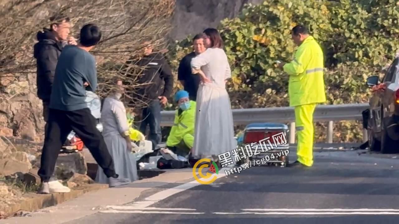 晦气!婚车接新娘与摩托车过弯压线相撞 汽车气囊都炸了 摩托车主命丧当场 毁了别人婚礼-3