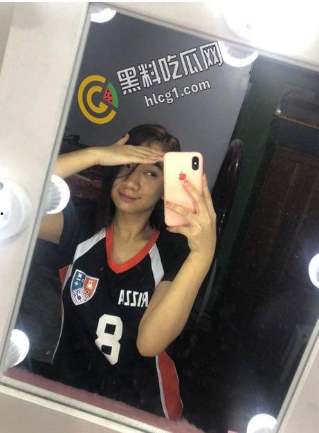 外网模特面试门!漂亮学妹被假经纪人欺骗 主动掰开鲍鱼看看是不是处女!-3