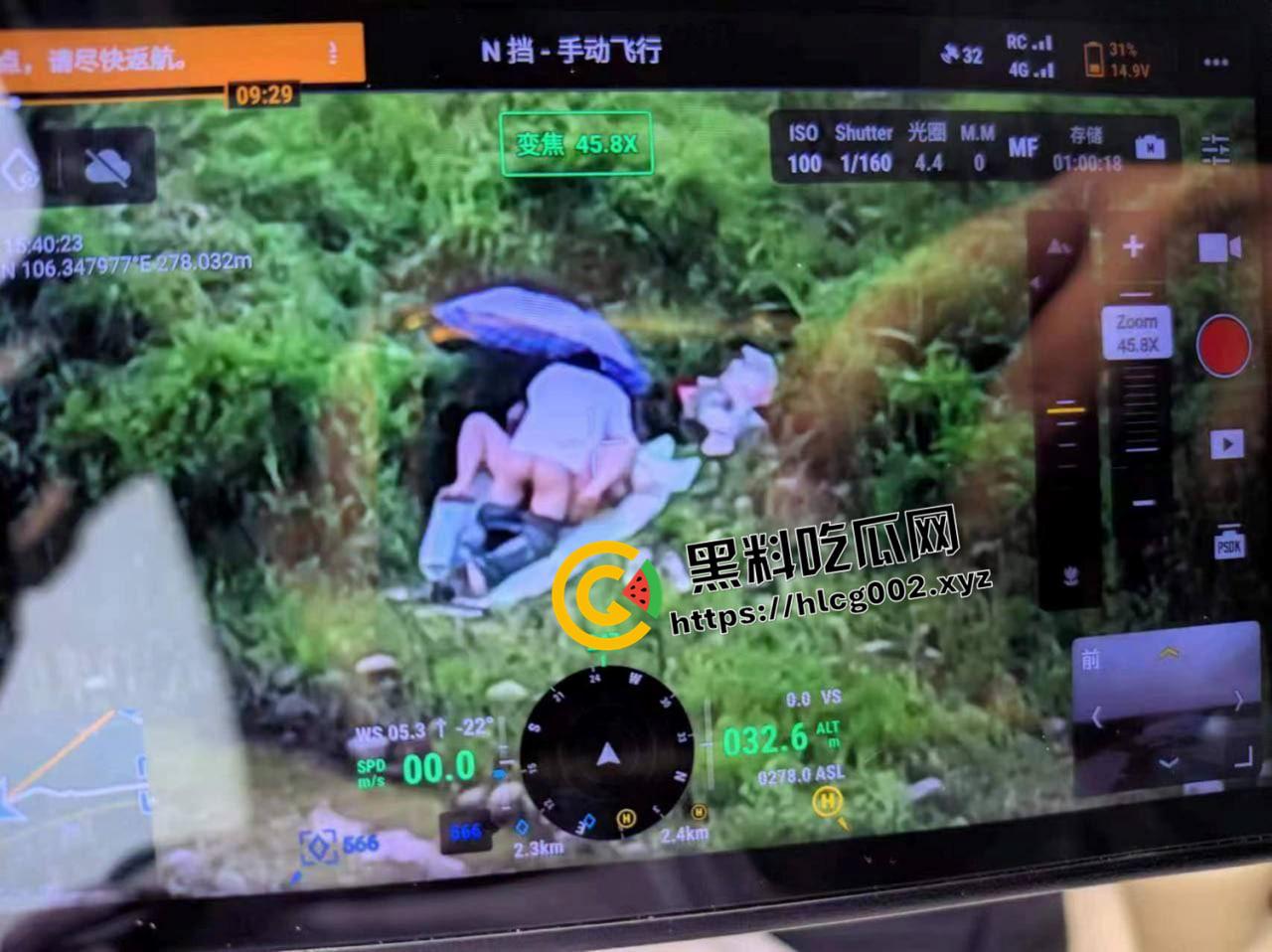 重庆洪崖洞野战!无人机最佳视角偷拍打野战 还打伞挡住脸不挡b 是个讲究人-1