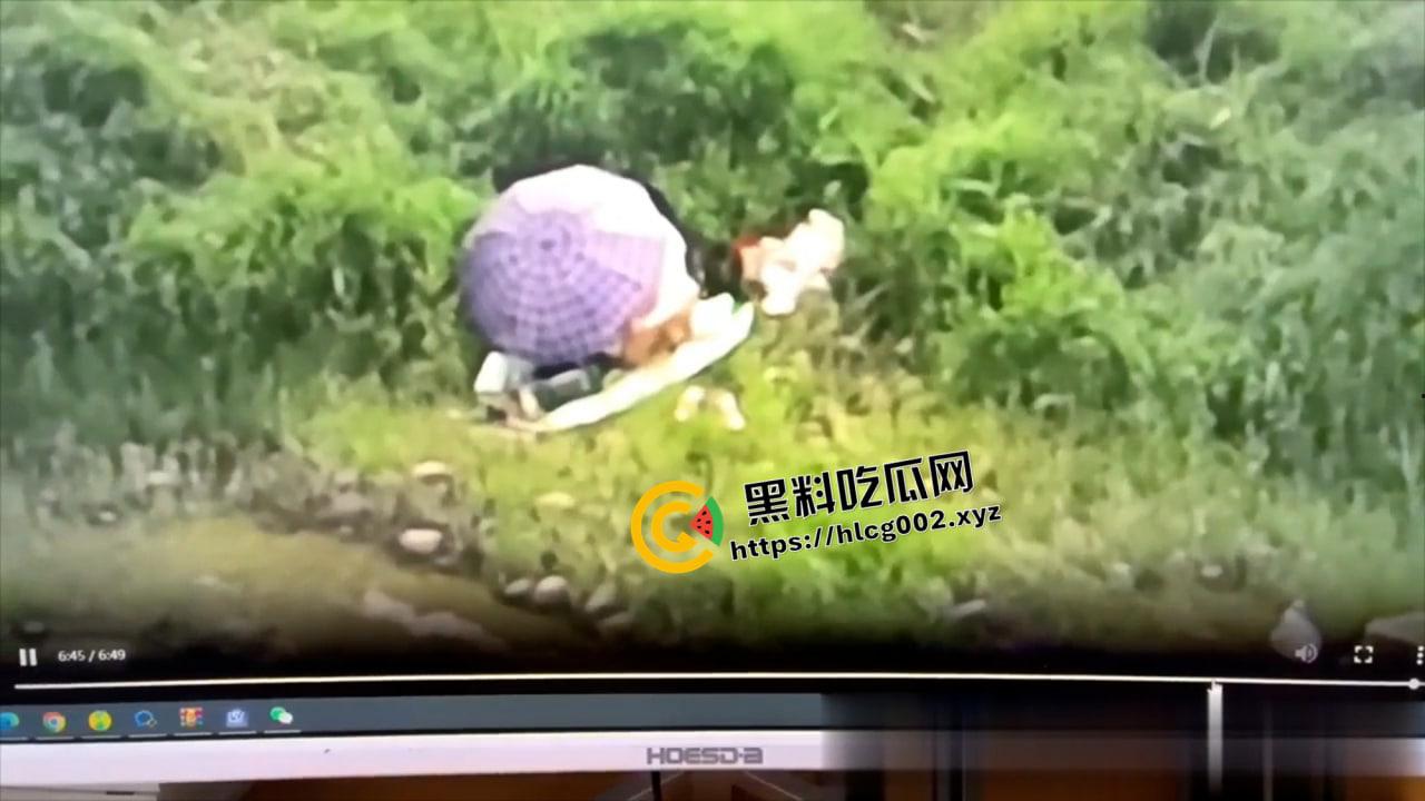 重庆洪崖洞野战!无人机最佳视角偷拍打野战 还打伞挡住脸不挡b 是个讲究人-2