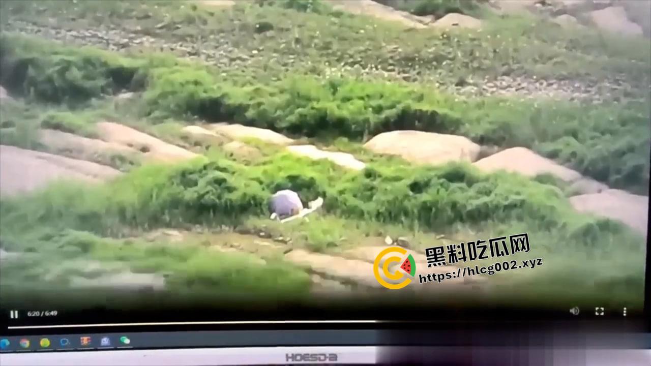 重庆洪崖洞野战!无人机最佳视角偷拍打野战 还打伞挡住脸不挡b 是个讲究人-3