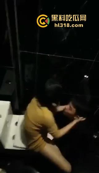 酒吧厕所激情舔逼!高大小男模埋头苦干,把少妇舔的淫水直流,腿夹着头都不想松开!淫荡无比!-5