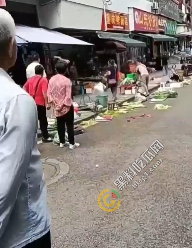 自贡富顺县板桥镇,为100元两混混大打出手,冲突升级拔刀相向,惨烈斗殴致一人丧命!-4