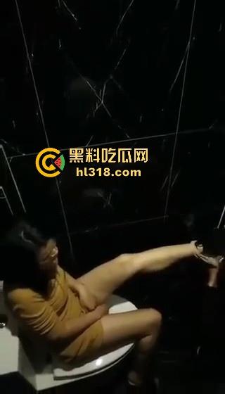 酒吧厕所激情舔逼!高大小男模埋头苦干,把少妇舔的淫水直流,腿夹着头都不想松开!淫荡无比!-9