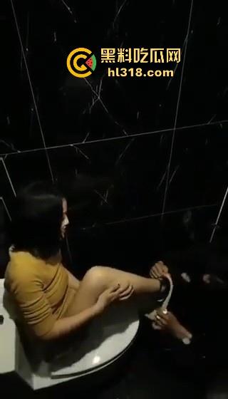 酒吧厕所激情舔逼!高大小男模埋头苦干,把少妇舔的淫水直流,腿夹着头都不想松开!淫荡无比!-10