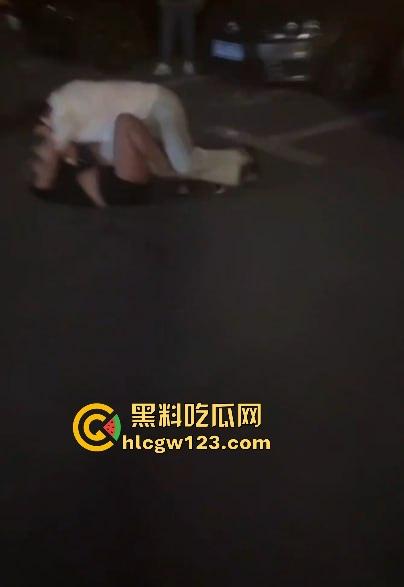 吉林长春两精神小妹午夜撕逼 从超市打到街头雨中激烈火拼 不料一方不讲武德喊人围殴!-7