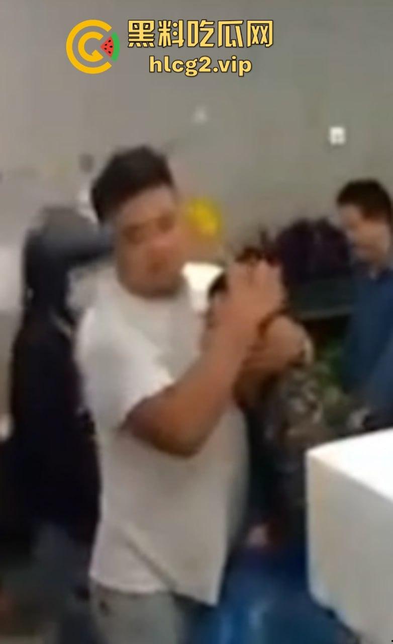 抖音网友视频曝光亲妈和亲老公搞在了一起 搂搂抱抱完全不避人!-2