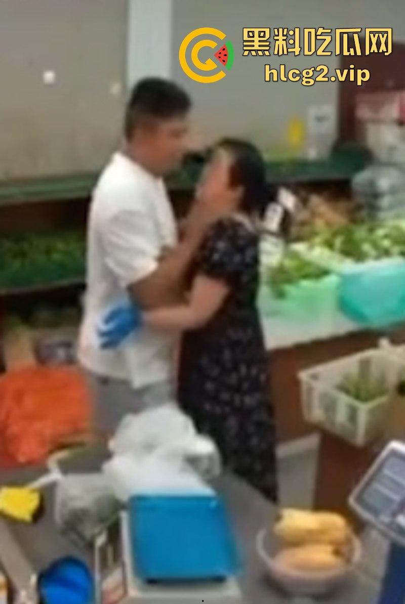 抖音网友视频曝光亲妈和亲老公搞在了一起 搂搂抱抱完全不避人!-3