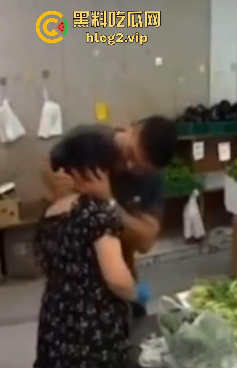 抖音网友视频曝光亲妈和亲老公搞在了一起 搂搂抱抱完全不避人!-6