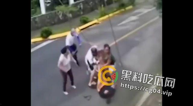 恶犬咬人！遛狗不牵绳 等于狗遛狗  狗首先是畜生 其次才是人类的朋友-2